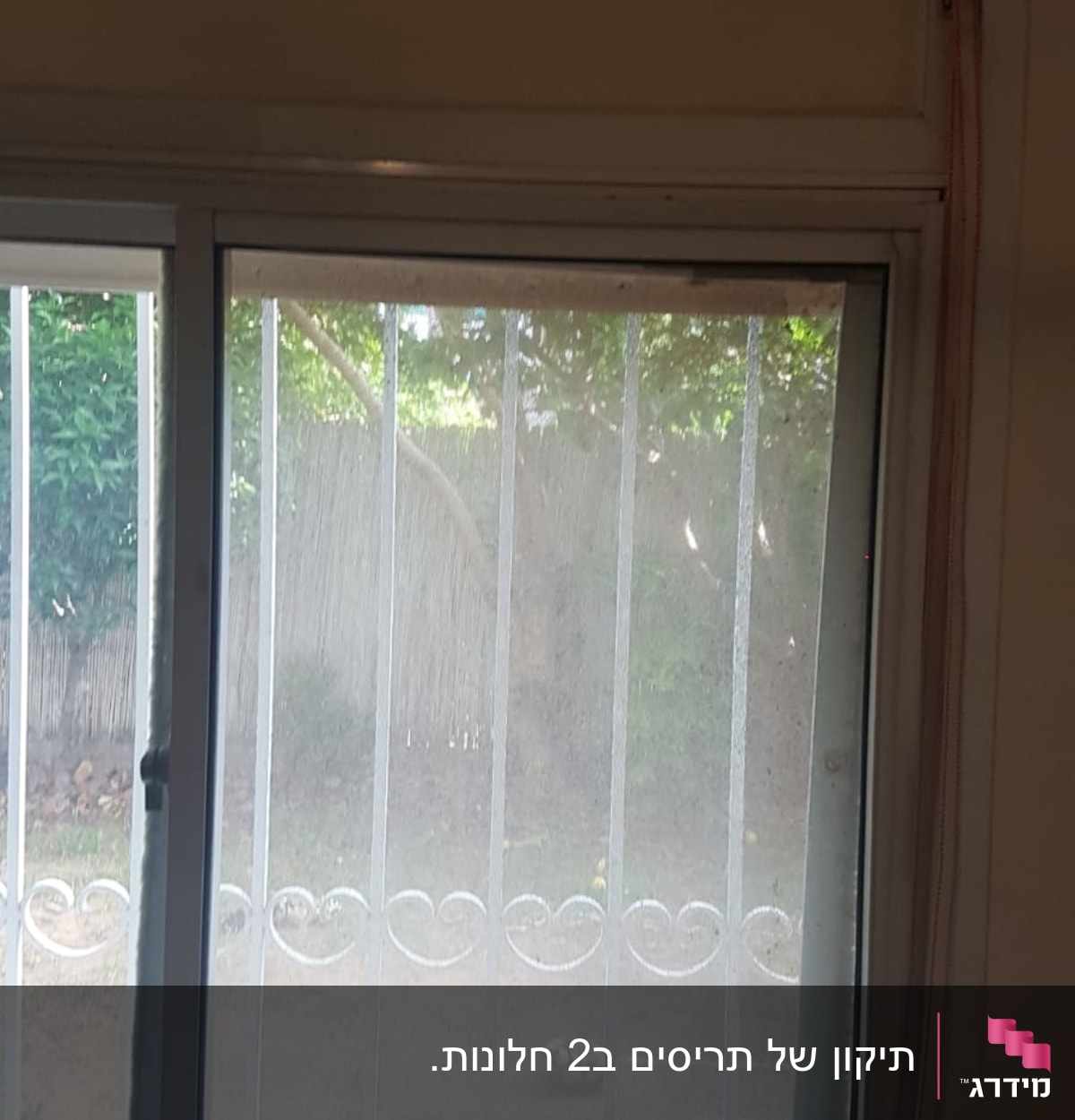 חלון עם תריסים סגורים ומסגרת לבנה